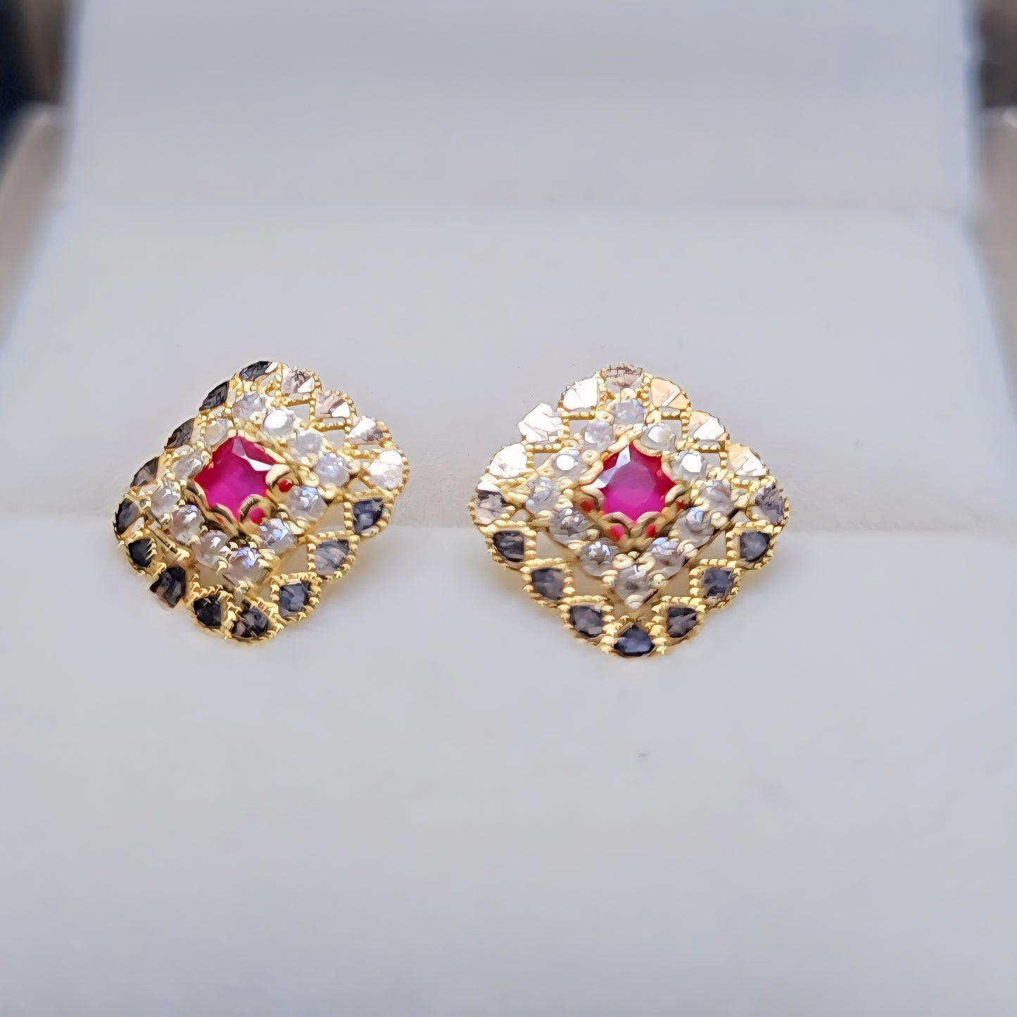 Royal Ear studs 21.ct