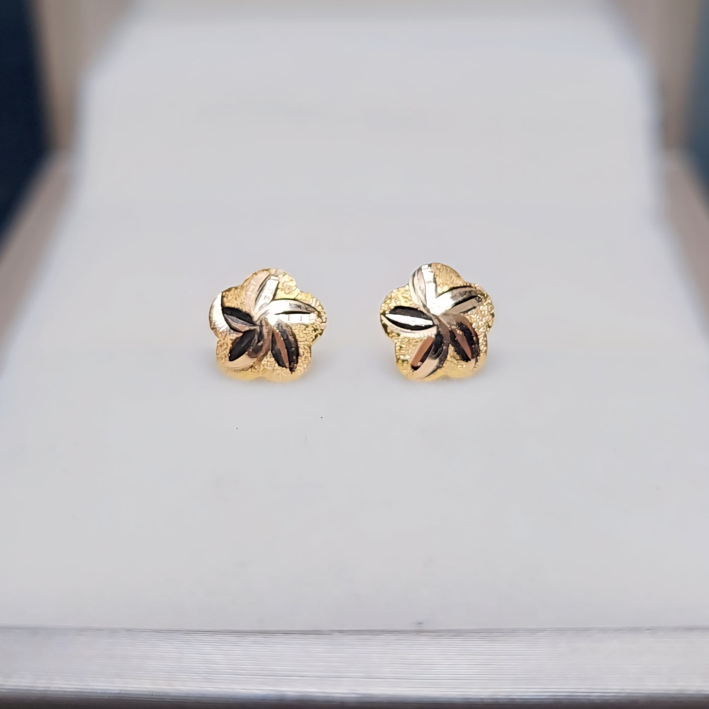 Blommor Ear studs 21.ct