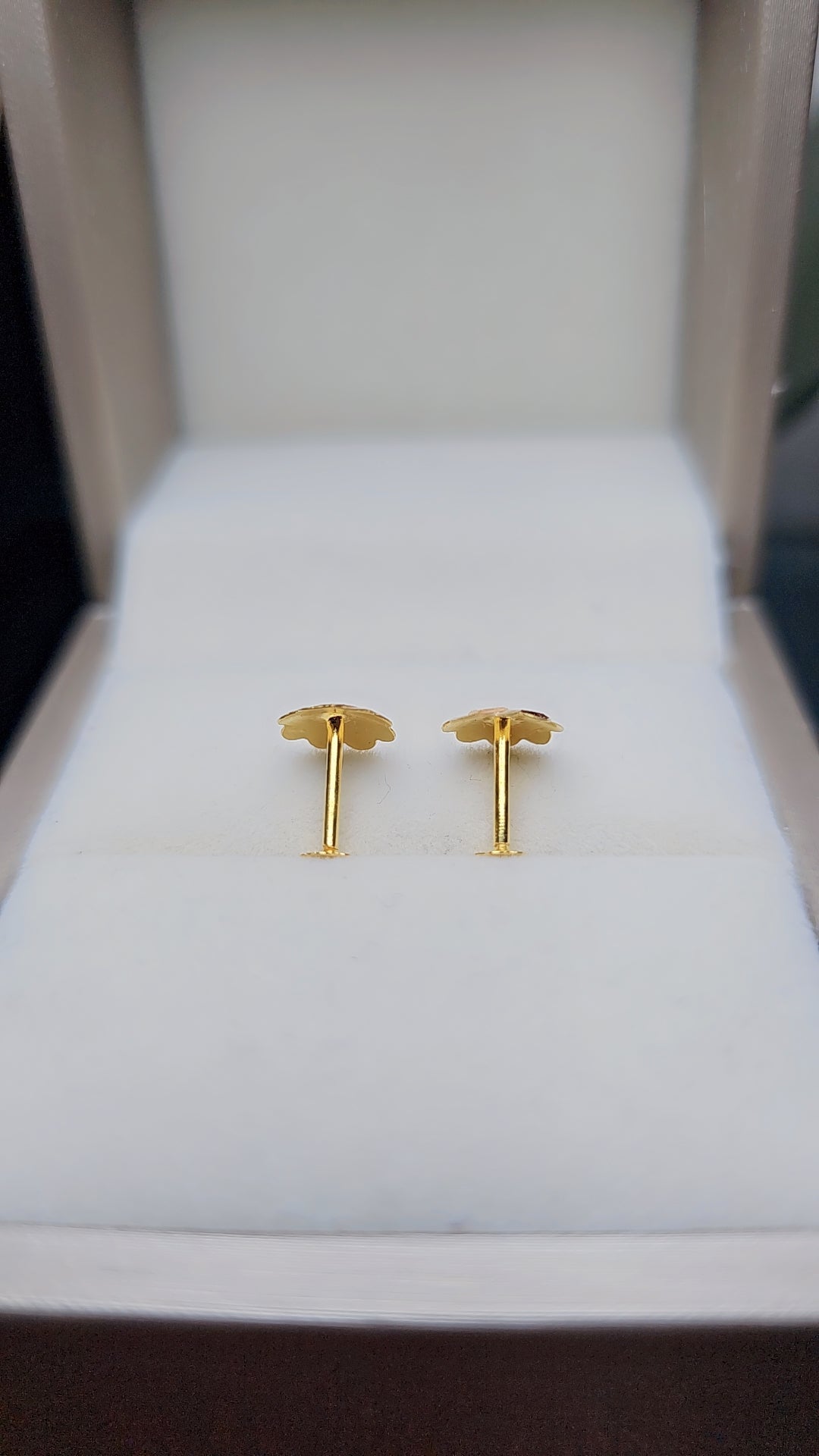 flower Ear studs 21.ct